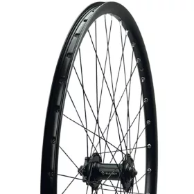   Első kerék 28/29” (622mm) szegecselt duplafalú fekete alu abroncs, csapágyas tárcsás gyorszáras fekete alu agy fekete küllő