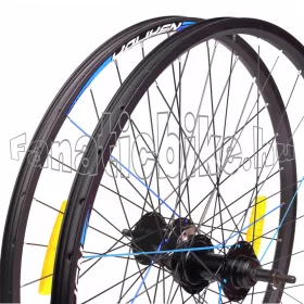   Kerék szett 26” (559mm) duplafalú fekete alu abroncs, tárcsás fekete acél agy fekete és kék küllő